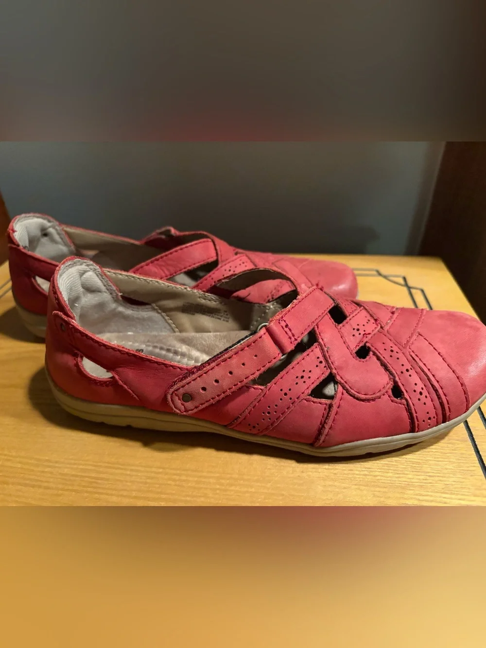 Earth Origins Red Leather Closed-Toe Flats